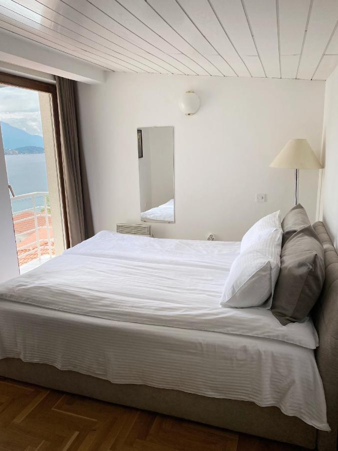 Lakeview Apartament *